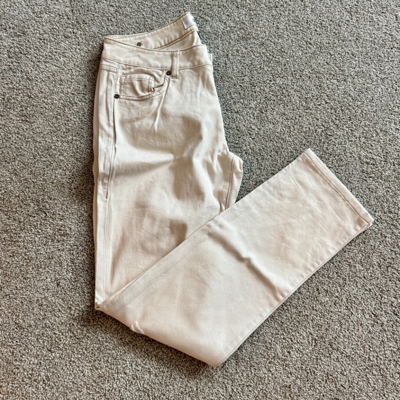 cabi Slim Boyfriend Jeans, #5089, winter white, 8, EUC, slightly distressed - Picture 6 of 7